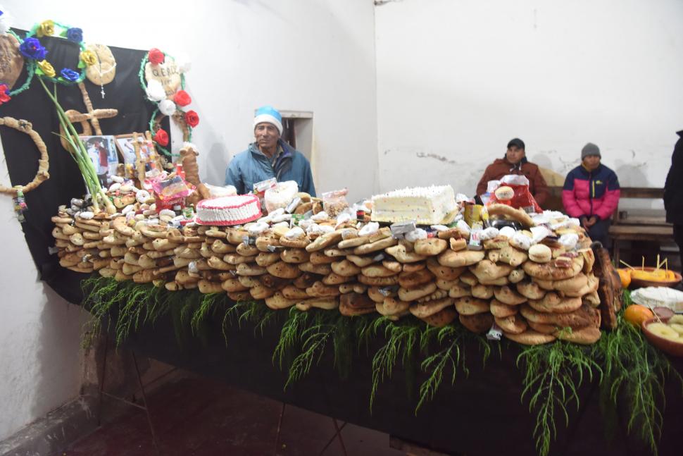 EN HUICHAIRA. Don Santos Zerpa amasó 100 kilos de harina para vender ofrendas de pan.
