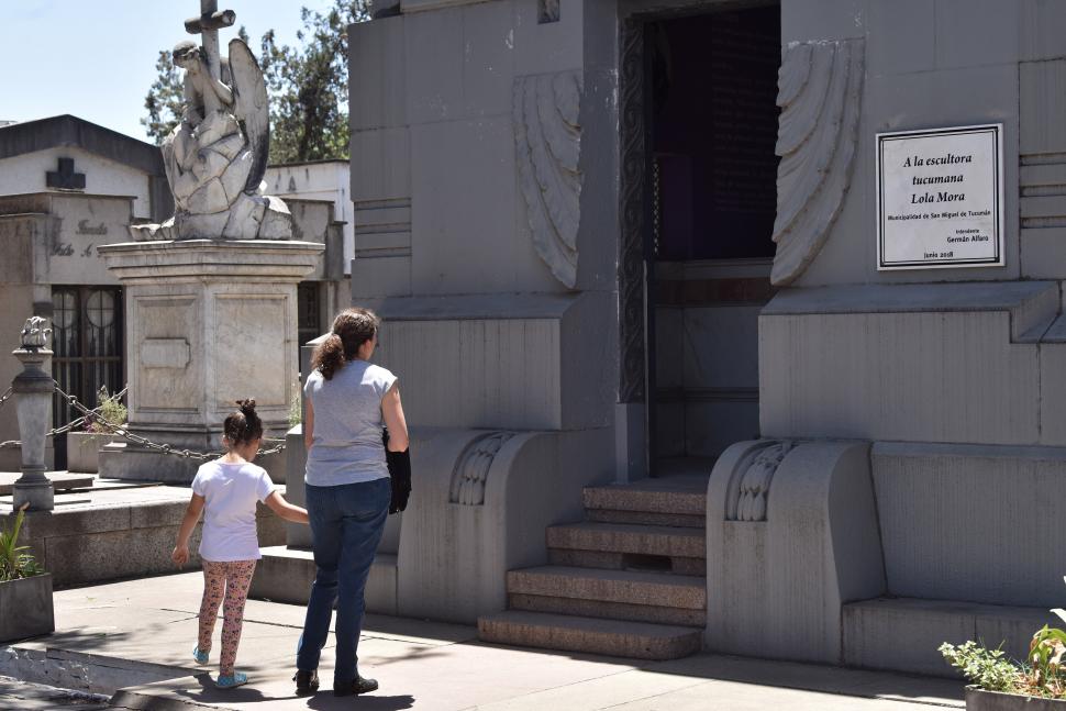 CEMENTERIO DEL OESTE. La tumba de la escultora tucumana Lola Mora fue una de las más visitadas en la jornada de ayer.
