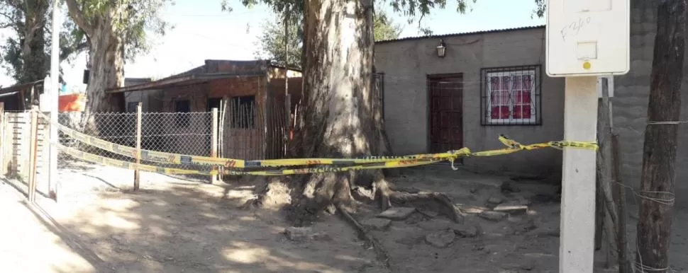 EN LOS RALOS. La casa donde la policía Manuela Mariana Medina mató a su hijo Yulian de tres tiros; luego se disparó a sí misma. 