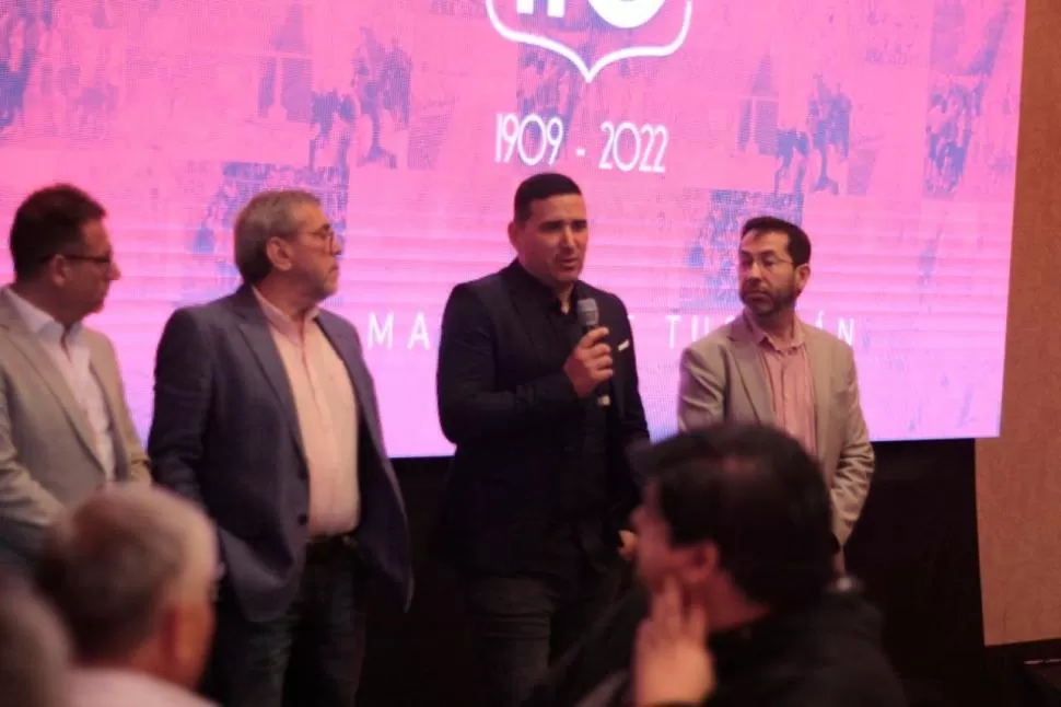 EN EL HOTEL HILTON. Alexis Ferrero tuvo su presentación oficial como manager de San Martín acompañado por el vicepresidente Bruno Sogno, el presidente Rubén Moisello y el tesorero Hugo Ledesma. 