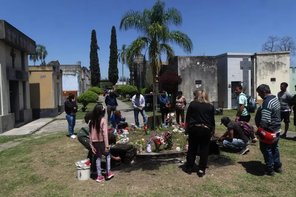 EN CONCEPCIÓN. El cementerio municipal recibió flores y oraciones de los deudos.