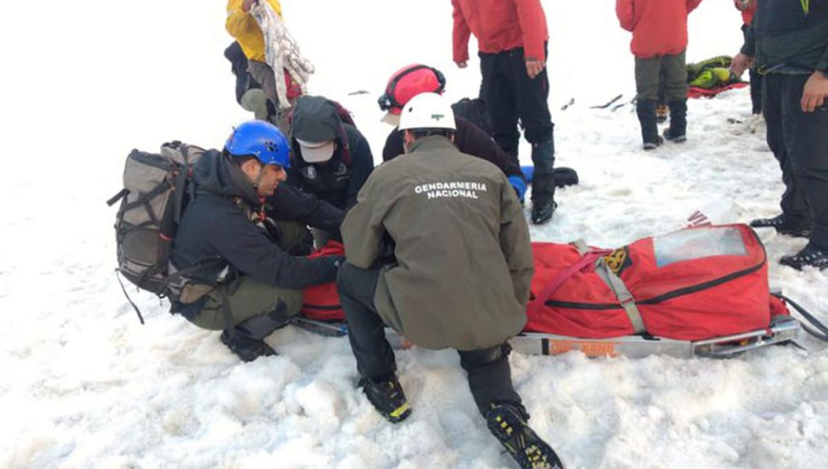 RESCATE. Gendarmes lograron hoy trasladar el cuerpo del turista brasileño fallecido ayer en Ushuaia.