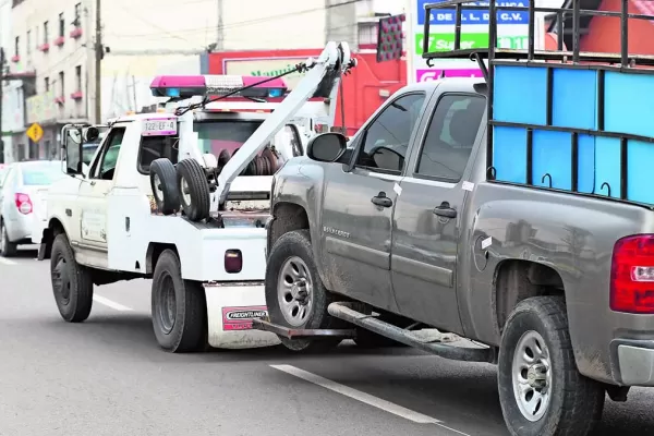 Legisladores del PJ quieren limitar el poder de acción de las grúas por autos mal estacionados