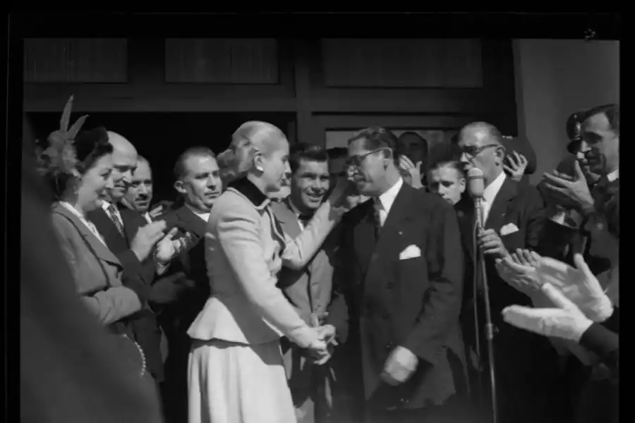  DOS MOMENTOS. Junio de 1950: Evita lo saluda con una caricia, el día en el que Riera asumió la Gobernación. Noviembre de 1951: en el escritorio de Riera se distingue aquella foto con la particularidad de que han borrado a quienes estaban detrás de ellos. FOTOS ARCHIVO LA GACETA