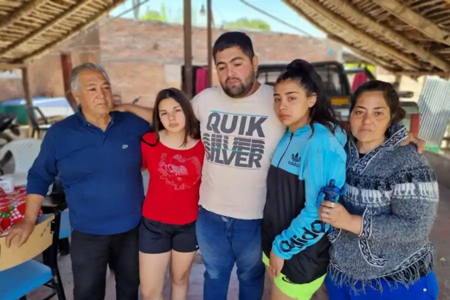 SIGUEN DE DUELO. Cristian Jiménez (al centro) y su familia recibieron a LA GACETA en su casa luego del velorio del pequeño Yulian.  