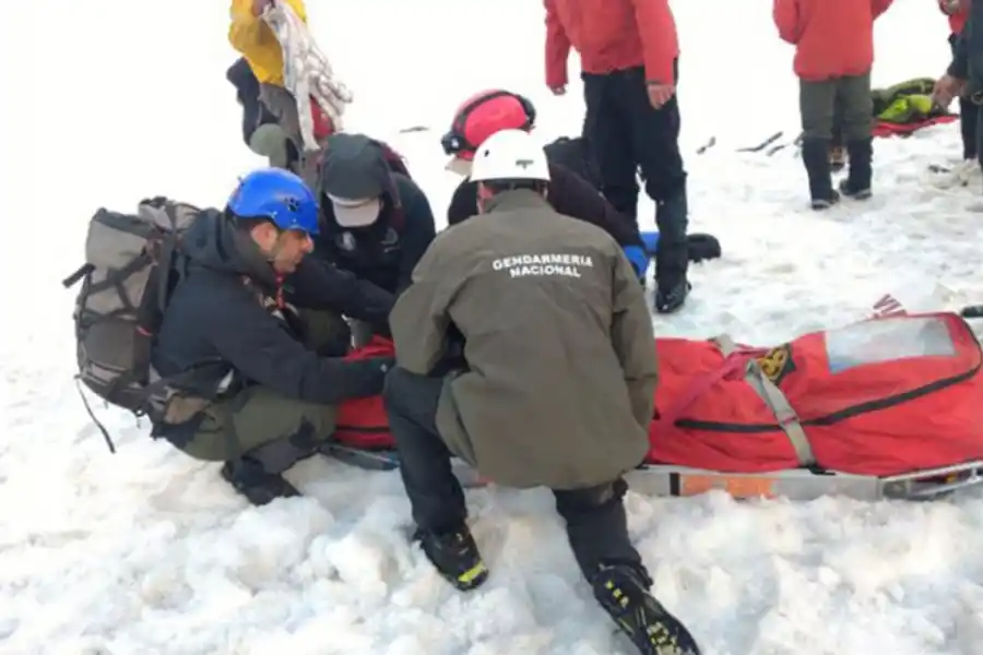 RESCATE. Gendarmes lograron trasladar el cuerpo del turista brasileño fallecido ayer en Ushuaia. FOTO TOMADA DE DIARIOLAIMPRENTA.COM.AR