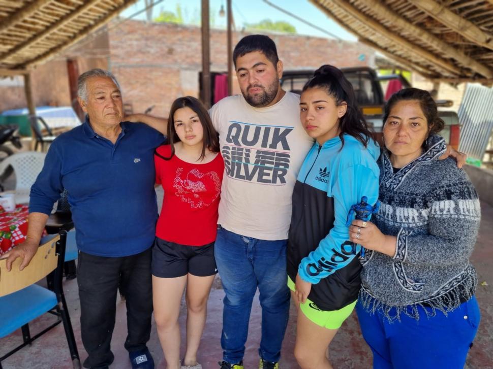 SIGUEN DE DUELO. Cristian Jiménez (al centro) y su familia recibieron a LA GACETA en su casa luego del velorio del pequeño Yulian.  