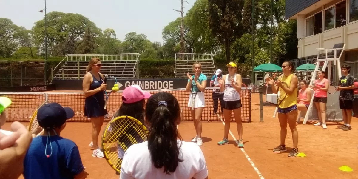 PRESENTACIÓN. Paz presentó a las jugadoras frente a todos los presentes.