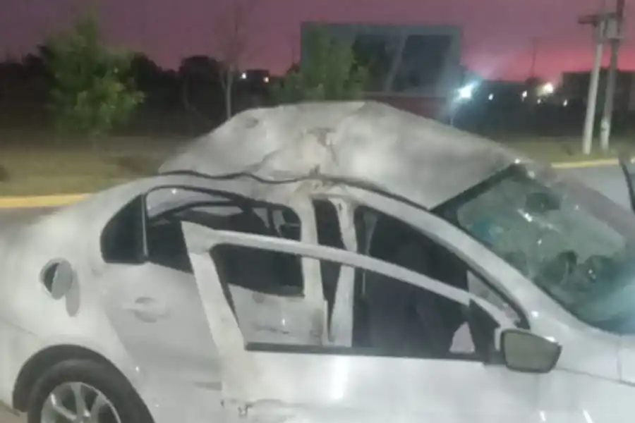 Un automovilista se quedó dormido y se estrelló contra un árbol en la avenida Perón