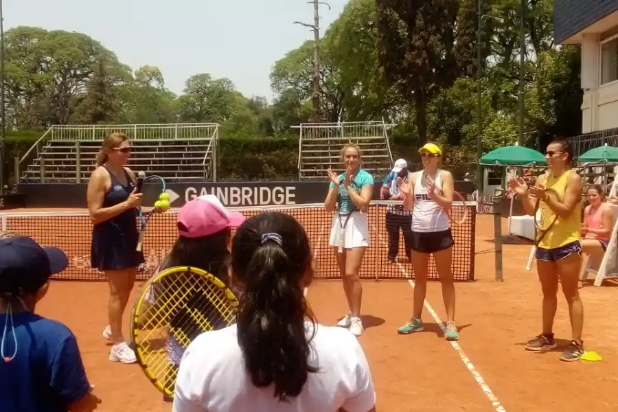 PRESENTACIÓN. Paz presentó a las jugadoras frente a todos los presentes.