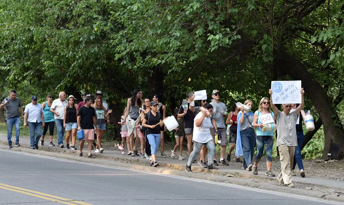 EN EL CORTE. Los vecinos marcharon para exigir el suministro de agua.