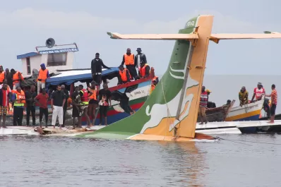 Un avión cayó a un lago en Tanzania: buscan al menos a 25 pasajeros desaparecidos