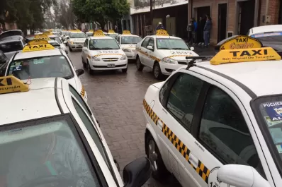 Taxis y colectivos: empresarios reclaman definiciones ante los pedidos para subir las tarifas