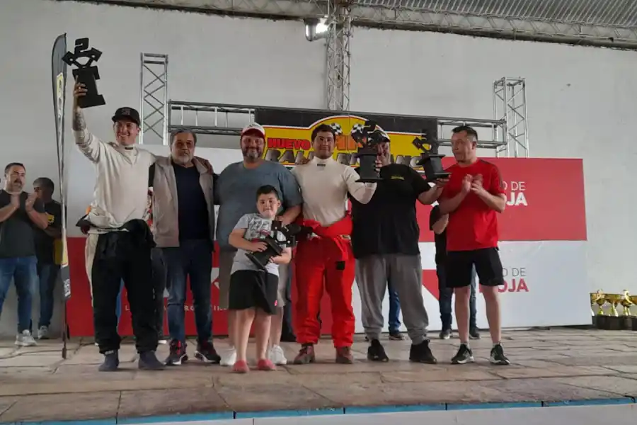 LLEGARON. Los hermanos Giorgi, Ezequiel (remera gris-navegante) y Pablo (a la par de blanco) fueron los únicos de la clase N-4 en completar el rally. 