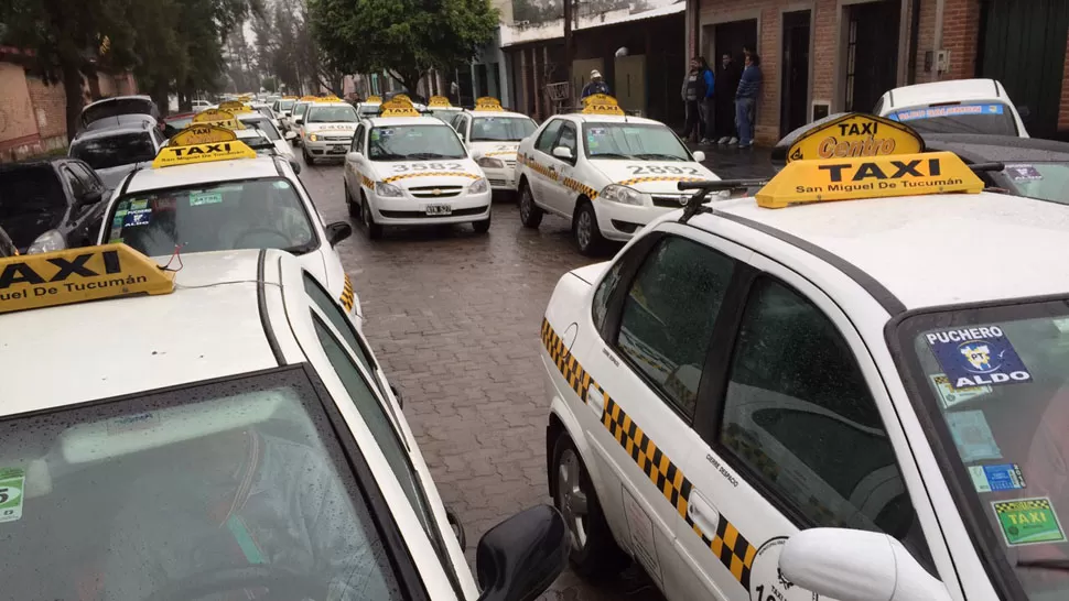 Taxis y colectivos: empresarios reclaman definiciones ante los pedidos para subir las tarifas