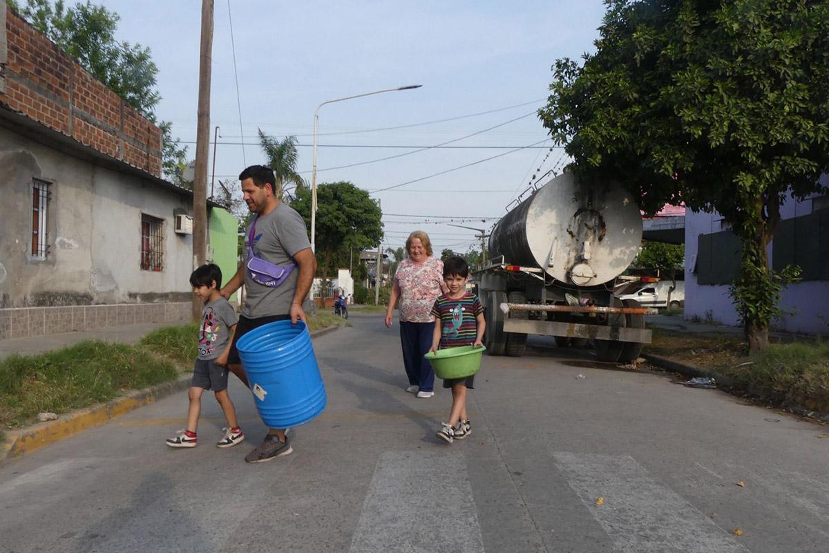 EN CONCEPCIÓN. Familias tuvieron que usar tachos para obtener agua de un camión cisterna.