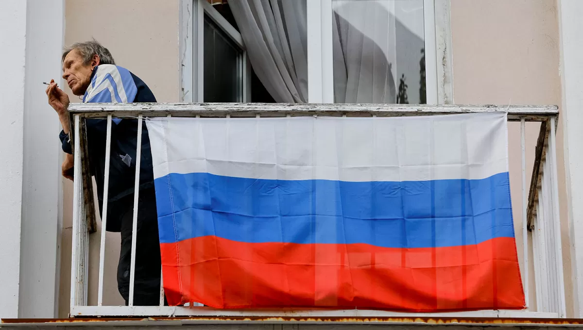 PRORRUSO. Un ciudadano de Donestk despliega una bandera rusa en el balcón de un departamento.