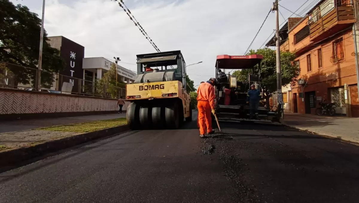 RENOVACIÓN DEL ASFALTO. Obras Públicas municipales trabajó la semana pasada sobre la calle Rivadavia.