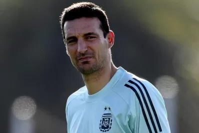 Scaloni recortó la lista a 32 integrantes y viajó a Qatar con Armani