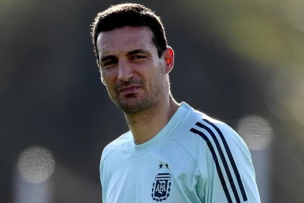 Scaloni recortó la lista a 32 integrantes y viajó a Qatar con Armani