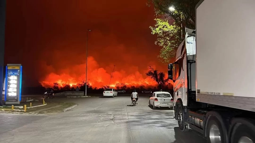 Voraz incendio en Orán