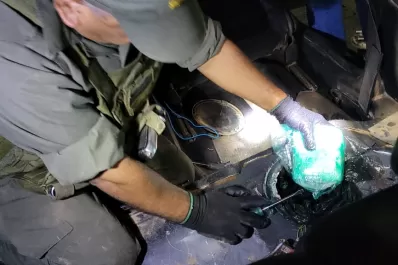 Llevaban 8 kilos de cocaína en el tanque de combustible de un vehículo