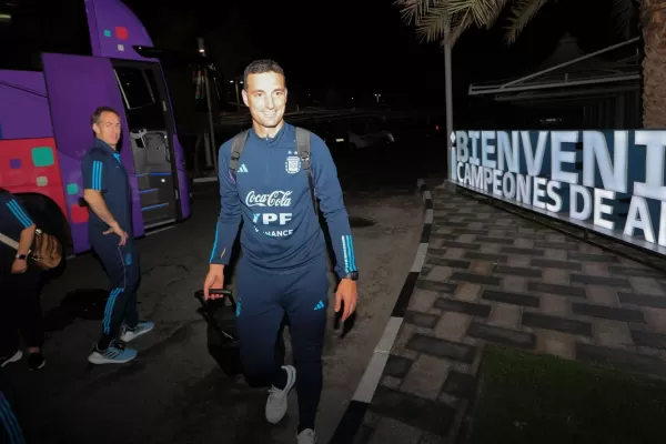 Mundial 2022: Scaloni llegó a Qatar y tiene 28 nombres para 26 lugares