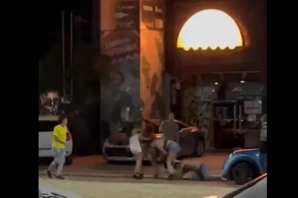 El video sobre una feroz pelea entre tres mujeres y dos hombres en Yerba Buena se hizo viral en las redes