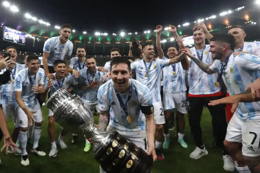 MOMENTO CUMBRE. Cuando Messi levanta la Copa América en el Maracaná, luego de vencer en la final a Brasil, a muchos fanáticos se les piantó un lagrimón. Un final digno para una serie llena de emoción.
