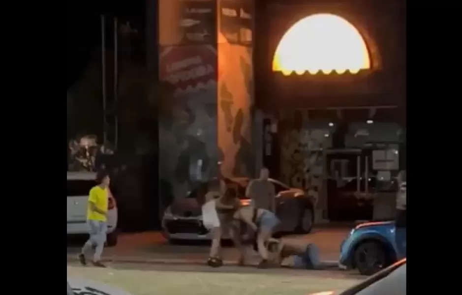 El video sobre una feroz pelea entre tres mujeres y dos hombres en Yerba Buena se hizo viral en las redes