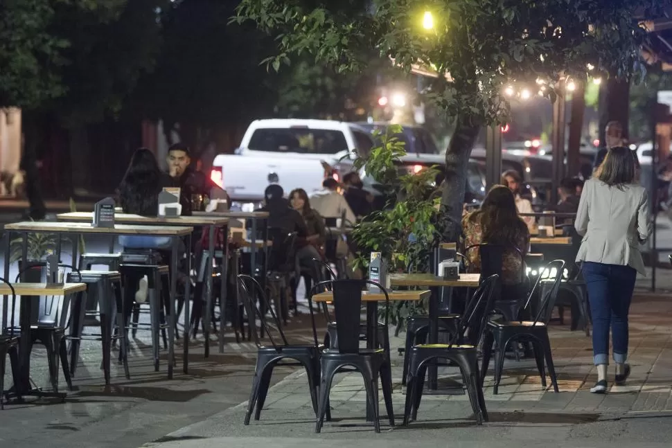 EN 2020. Una ordenanza permitió que los bares no paguen tributo al poner sus mesas sobre la vereda o calle. la gaceta / foto de diego aráoz ( archivo)