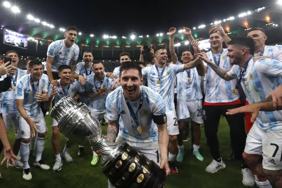 MOMENTO CUMBRE. Cuando Messi levanta la Copa América en el Maracaná, luego de vencer en la final a Brasil, a muchos fanáticos se les piantó un lagrimón. Un final digno para una serie llena de emoción.