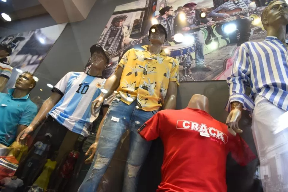 LOOKS. En época mundialista, la camiseta de la Selección nacional es una alternativa no solo para practicar deportes, también sirve como prenda de vestir informal.   