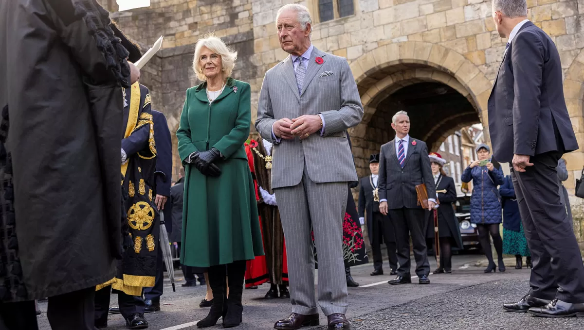EN YORK. El Rey Carlos y su esposa Camilla visitaron la catedral en la que se descubrió una estatua de su madre, la fallecida Reina Isabel.