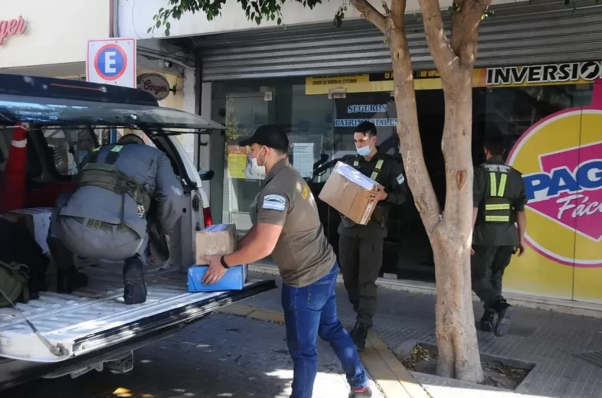 Uno de los allanamientos en RT Inversiones, en mayo. FOTO TOMADA DE Elancasti.com.ar.