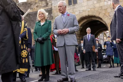 Detienen en Reino Unido a un hombre por atacar a huevazos al Rey Carlos