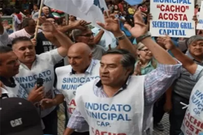 Municipales de la Capital salieron a las calles para protestar contra Alfaro