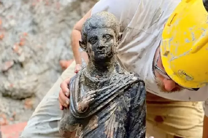Las piezas se encontraron en las piscinas sagradas del santuario etrusco-romano de la localidad de San Casciano dei Bagni, ubicada en la Toscana italiana. Foto: EFE