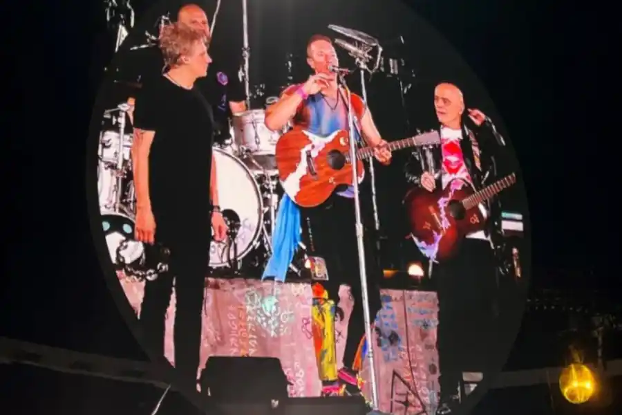 VIEJA RELACIÓN. Chris Martin interactuó con los músicos argentinos.