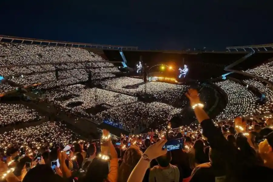 UN CORO MULTITUDINARIO. El público fue protagonista en el recital.