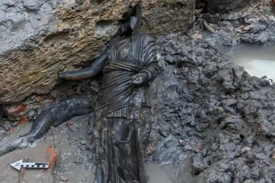 Encuentran en Italia 24 estatuas de bronce de más de 2.000 años de antigüedad