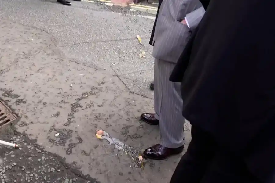 Video: el momento en que el Rey Carlos III y la reina Camila fueron agredidos a huevazos