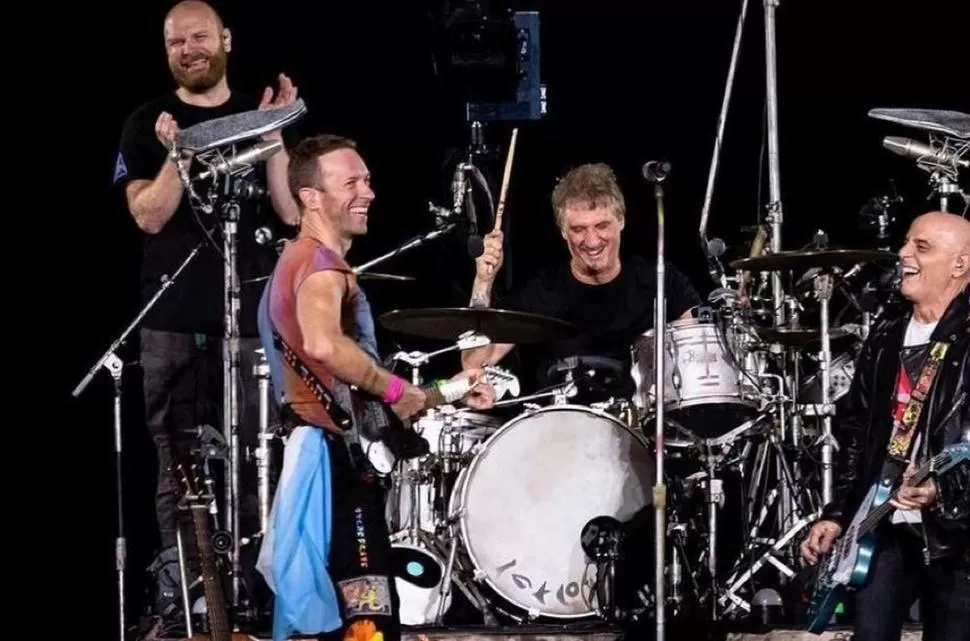 ENCUENTRO ESPERADO. Coldplay recibió en el escenario a Zeta Bosio y a Charly Alberti para tocar temas de Soda Stéreo y evocar a Gustavo Cerati. 