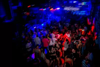 Dejó encerrado a su hijo de ocho años para ir a bailar y perdió las llaves de la casa