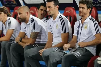 Mundial Qatar 2022: la pintoresca foto del cuerpo técnico de Scaloni presenciando un amistoso de Arabia Saudita, su rival en el debut