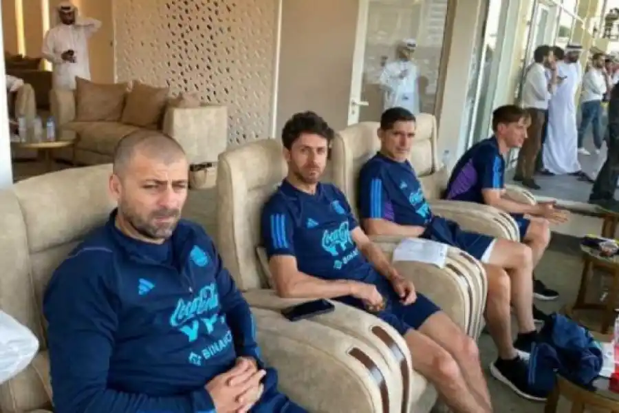 La foto del cuerpo técnico en Abu Dhabi.