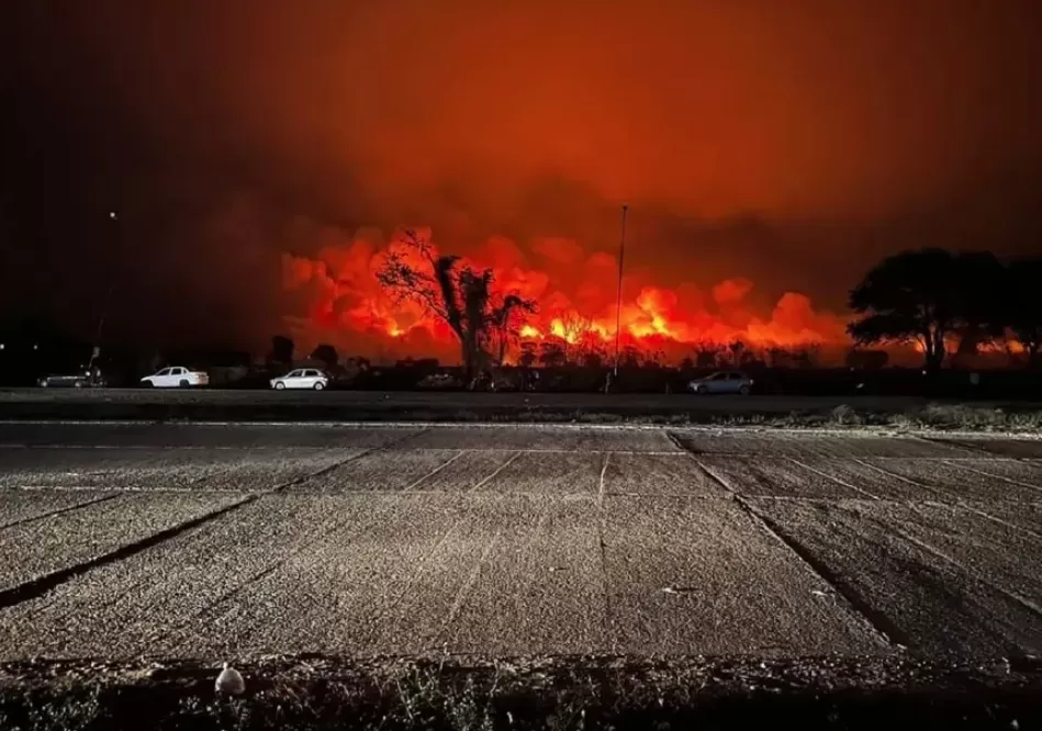FUEGO IMPARABLE. Se observan las llamas que avanzan cerca de zonas urbanas en el norte de Salta. 