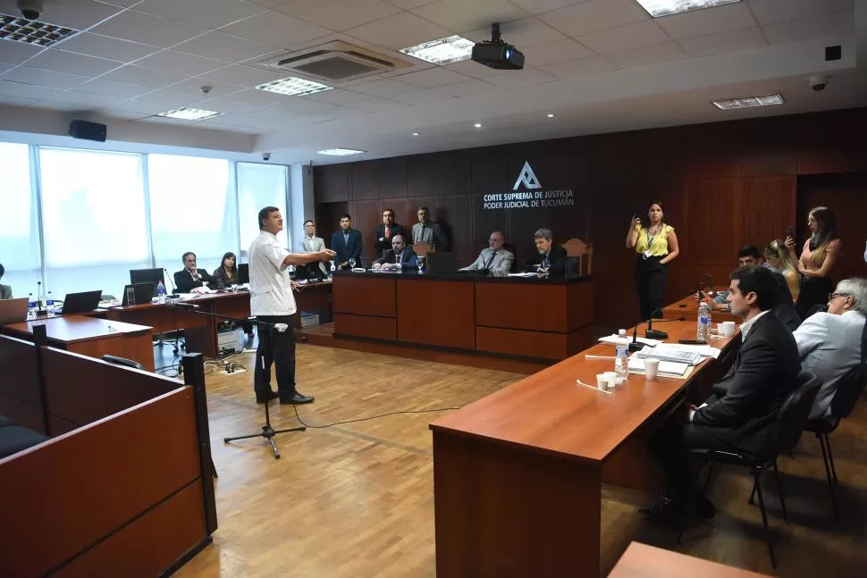 DIDÁCTICA. Como ante una clase, el forense Raúl Roberto Afur fue explicando su informe apuntando cada detalle de la autopsia. la gaceta / fotos de franco vera 