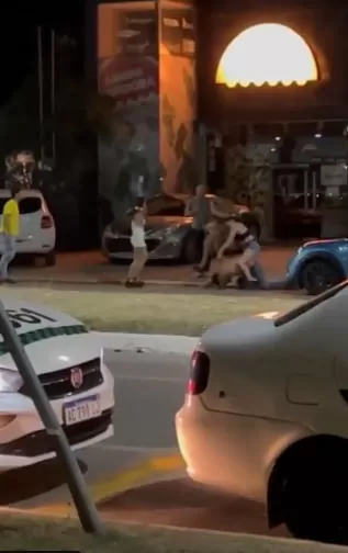 ESCENA 1. Comienza una pelea entre tres mujeres y dos hombres. 