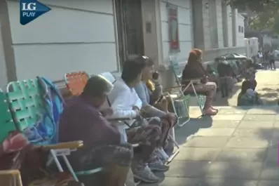 Tucumanos hacen fila para poder acceder a un pasaje de tren